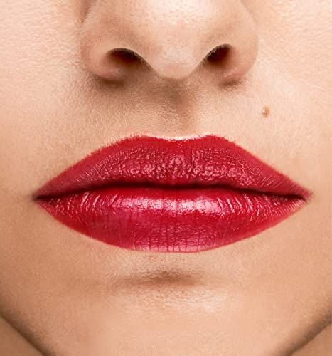 Nahaufnahme von Lippen mit rotem Lippenstift. Hautton sichtbar.