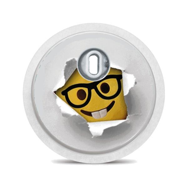 Runder Aufkleber mit Smiley-Motiv. Gelber Smiley mit Brille. Weißer Rand, silberner Mittelteil.