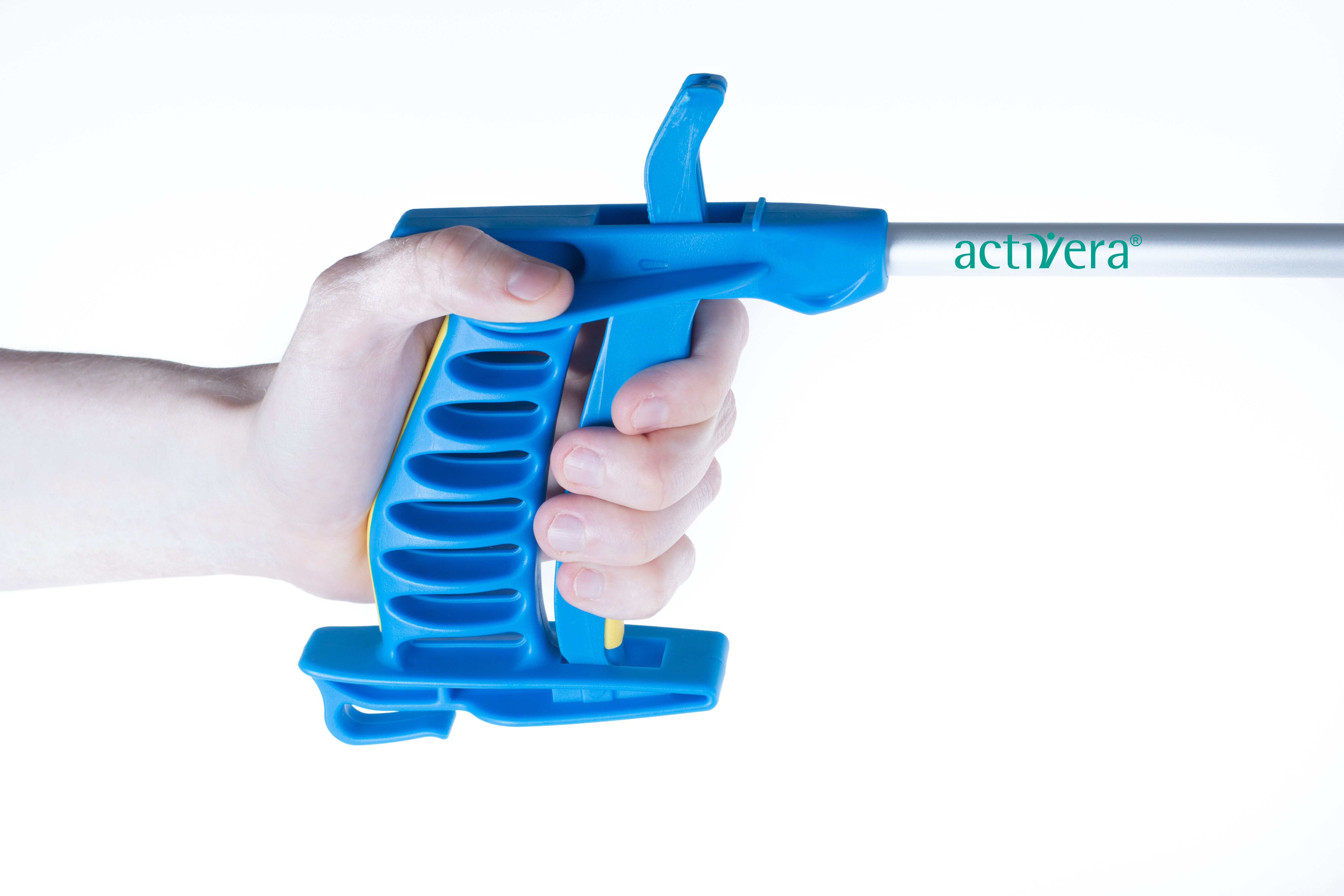 Blaue Greifzange mit gelbem Griff, gehalten von einer Hand. Weißer Stiel mit grünem Schriftzug.