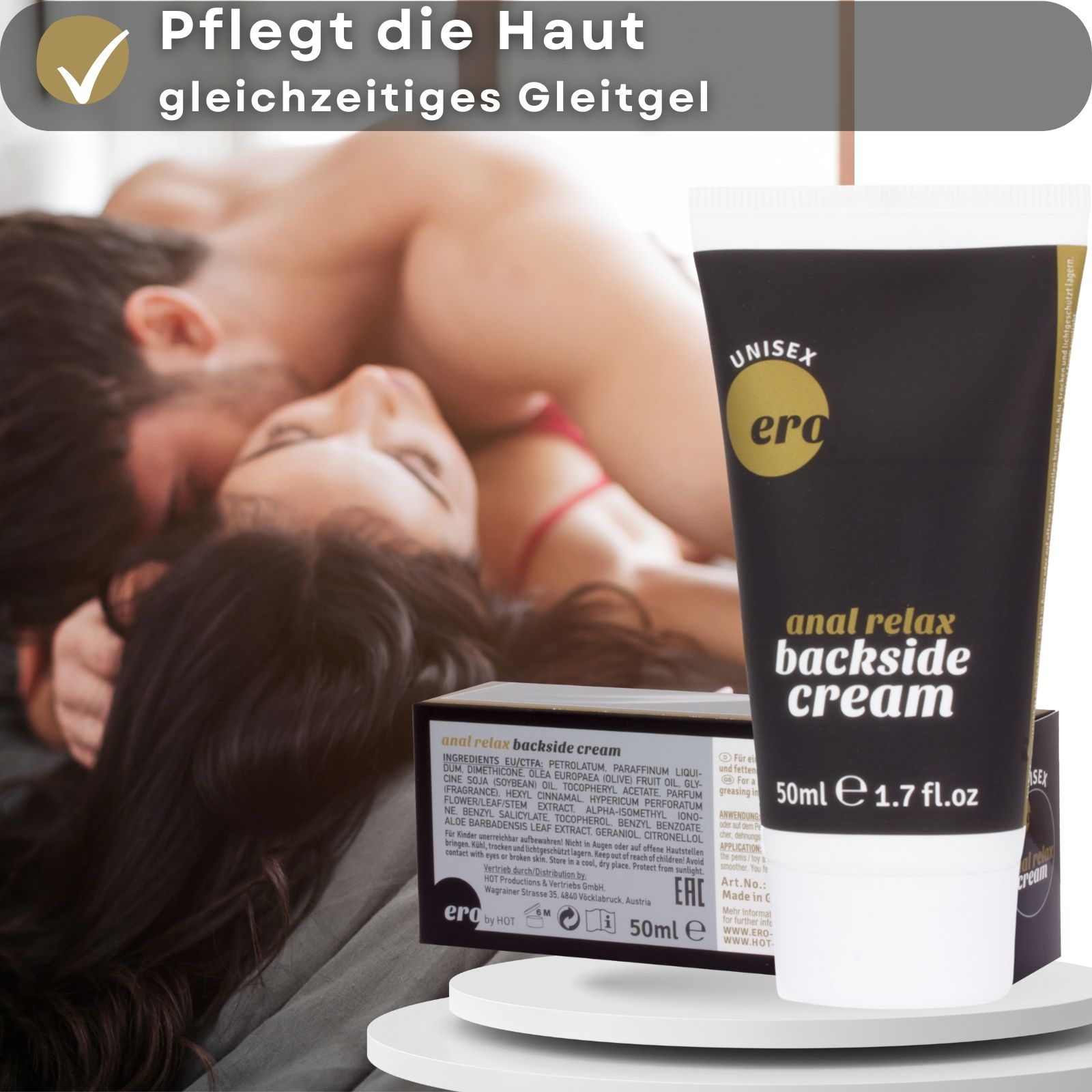 Creme-Tube und Schachtel. Aufschrift: "Ero", "anal relax backside cream". Schwarzer Tube, goldfarbene Schrift. Paar im Hintergrund.
