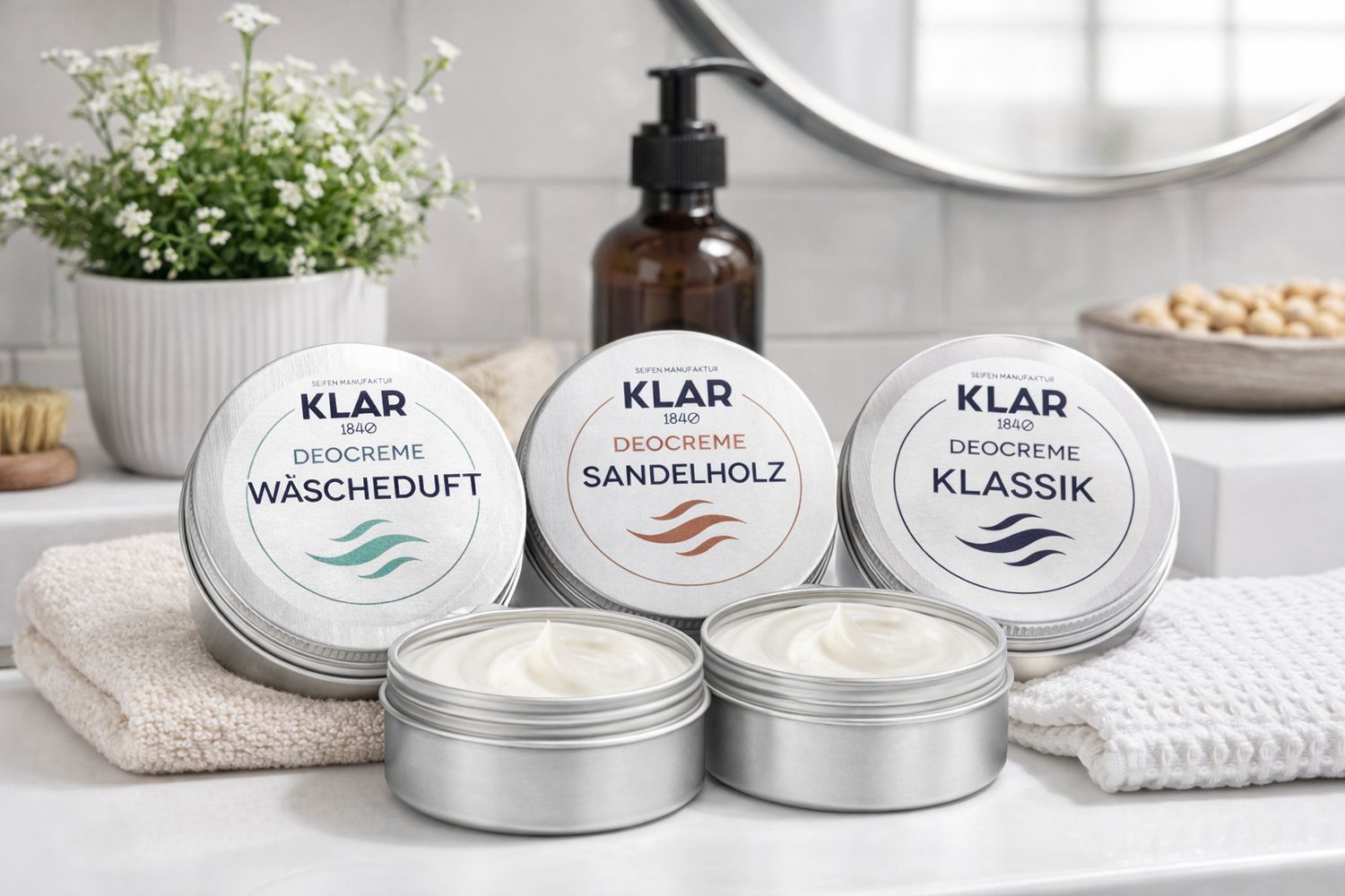KLAR Deocreme Wäscheduft Dose geöffnet, daneben voller Cremetiegel.