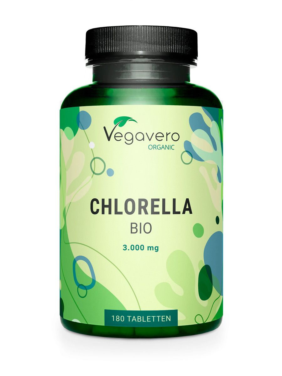 Grüne Flasche mit schwarzem Deckel. Aufschrift: Chlorella BIO, 3.000 mg, 180 Tabletten. Marke: Vegavero Organic.