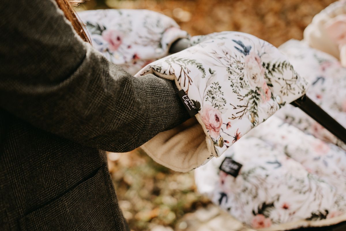 Gepolsterte Kinderwagen-Handwärmer mit Blumenmuster.