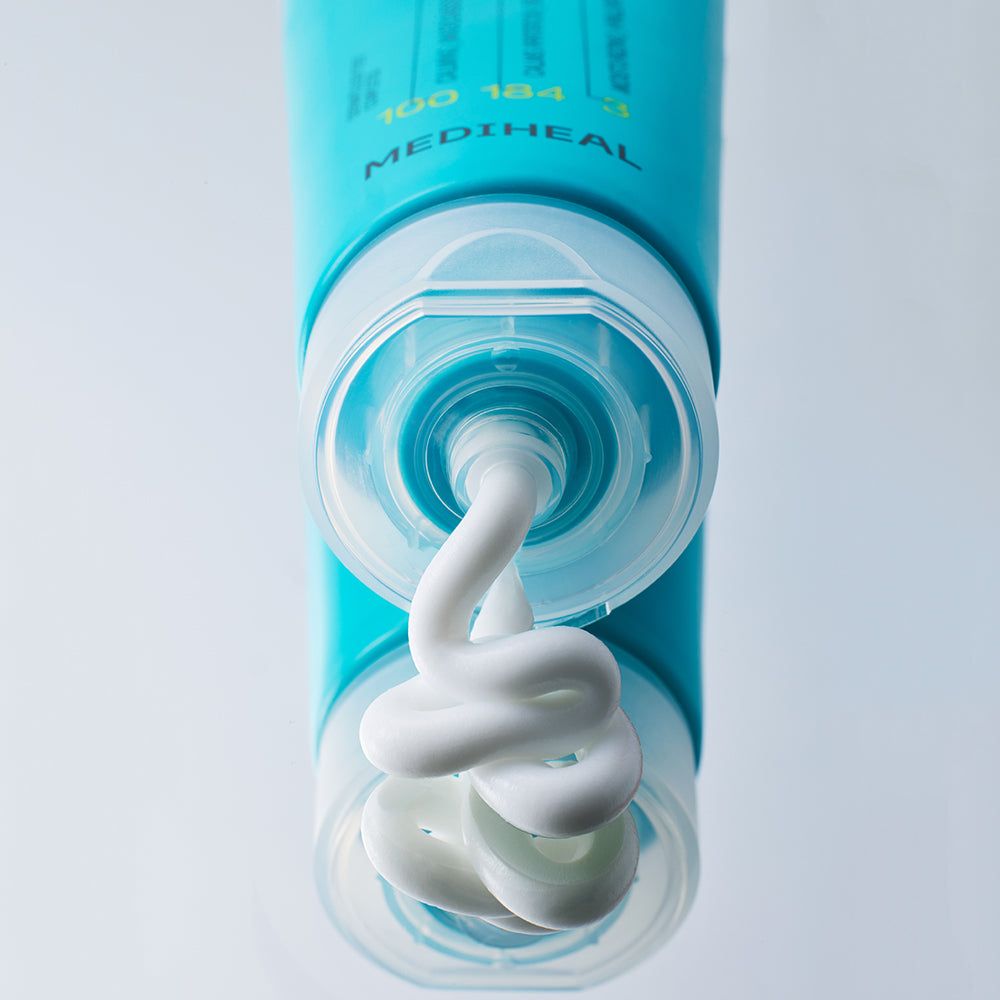 Nahaufnahme der geöffneten Tube MEDIHEAL Madecassoside Cleanser mit austretender Reinigungspaste.