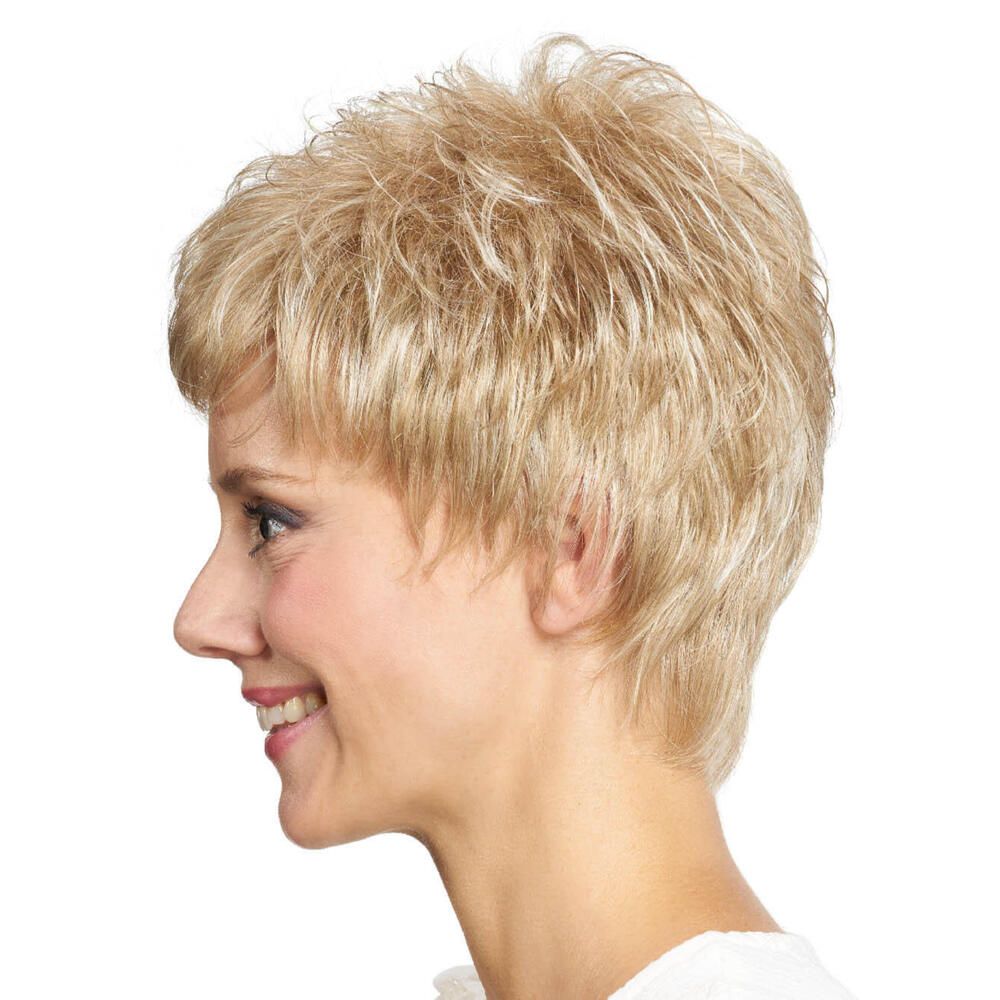 Blonde Kurzhaarperücke. Seitenansicht einer Frau mit Perücke. Kurze, gestufte Frisur.