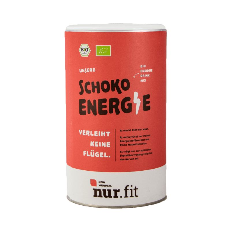 Runde Dose mit rotem Deckel und weißem Boden. Aufschrift: Schoko Energie, Bio-Siegel, Marke nur.fit. Zusätzliche Illustrationen.
