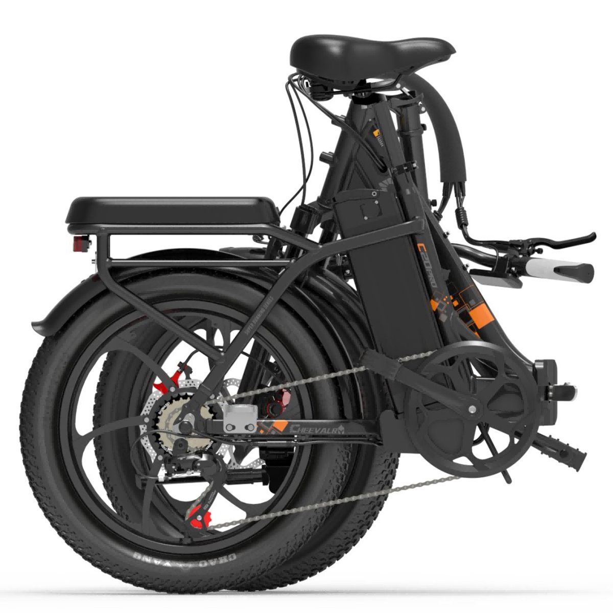 Zusammengeklapptes schwarzes Elektrofahrrad. Sichtbar: Batterie, Hinterrad, Kette, und orangefarbene Akzente.