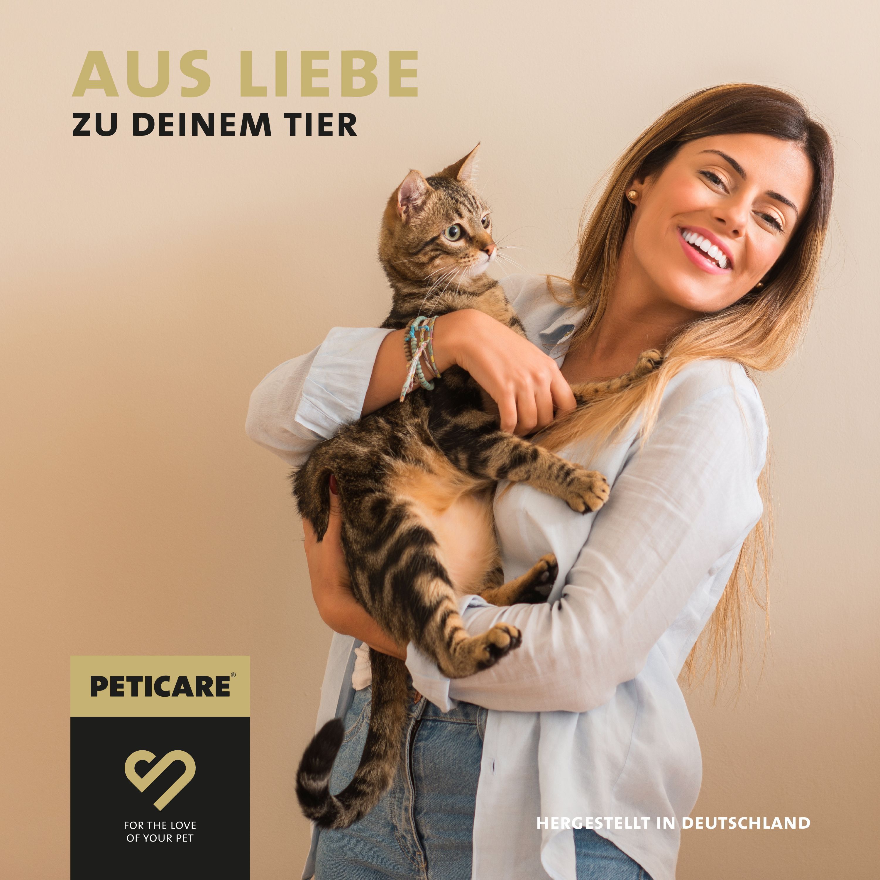 Frau hält Katze im Arm. Logo Peticare. Text: Aus Liebe zu deinem Tier. Hergestellt in Deutschland.