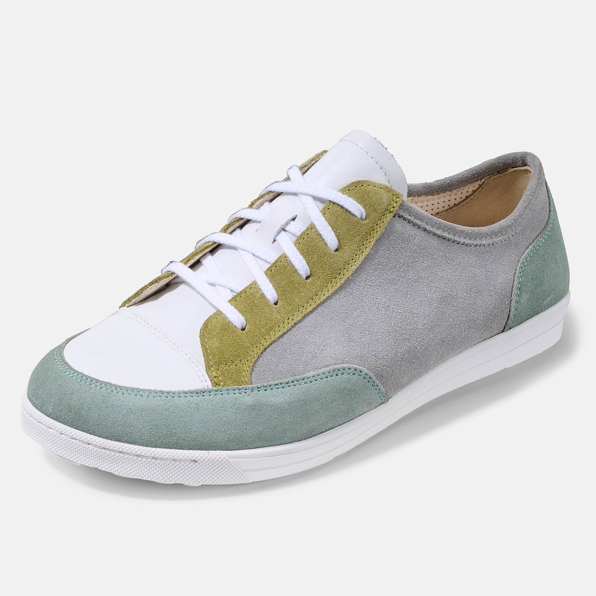 Grauer, weißer und grüner Schnürschuh. Weiße Schnürsenkel, helle Sohle. BÄR Schuhe Emma 2.0 Damen.