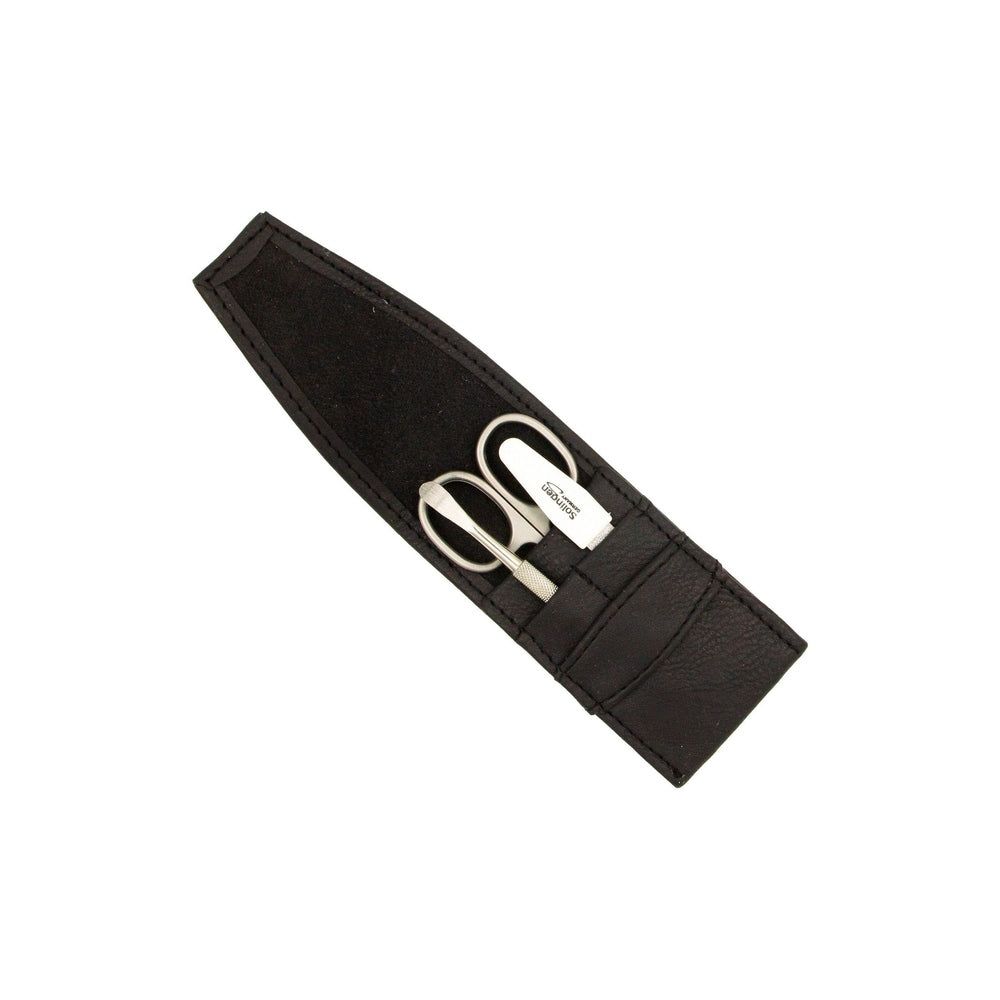 Schwarzes Kunstleder-Etui mit drei Maniküre-Instrumenten: Schere, Nagelknipser und Pinzette.