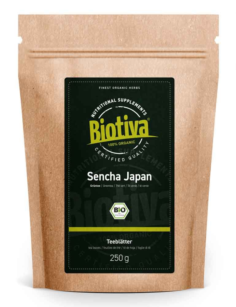Braune Papiertüte mit schwarzem Etikett. Aufschrift: Biotiva, Sencha Japan, Bio. 250g. Grüntee-Blätter.