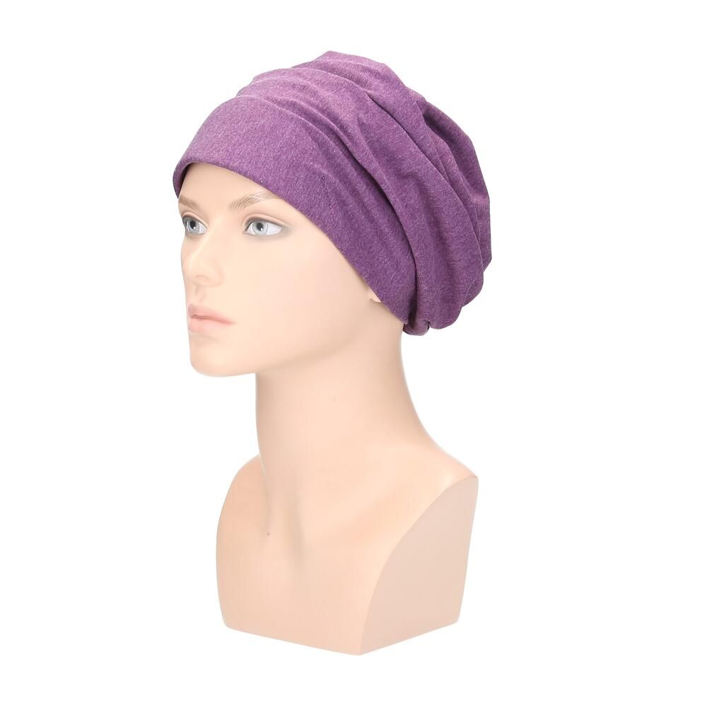 Blaulila Turban auf Büste. Seitenansicht. Stoff mit Falten gelegt.