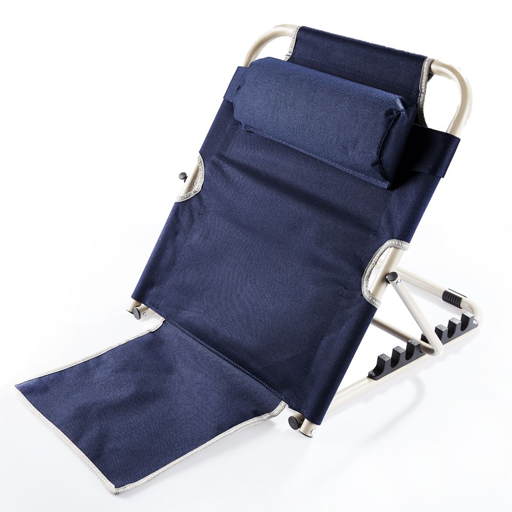 Blaues Rückenstützgestell mit Kopfstütze. Metallrahmen, verstellbar. Liegefläche und Kopfstütze aus Stoff.
