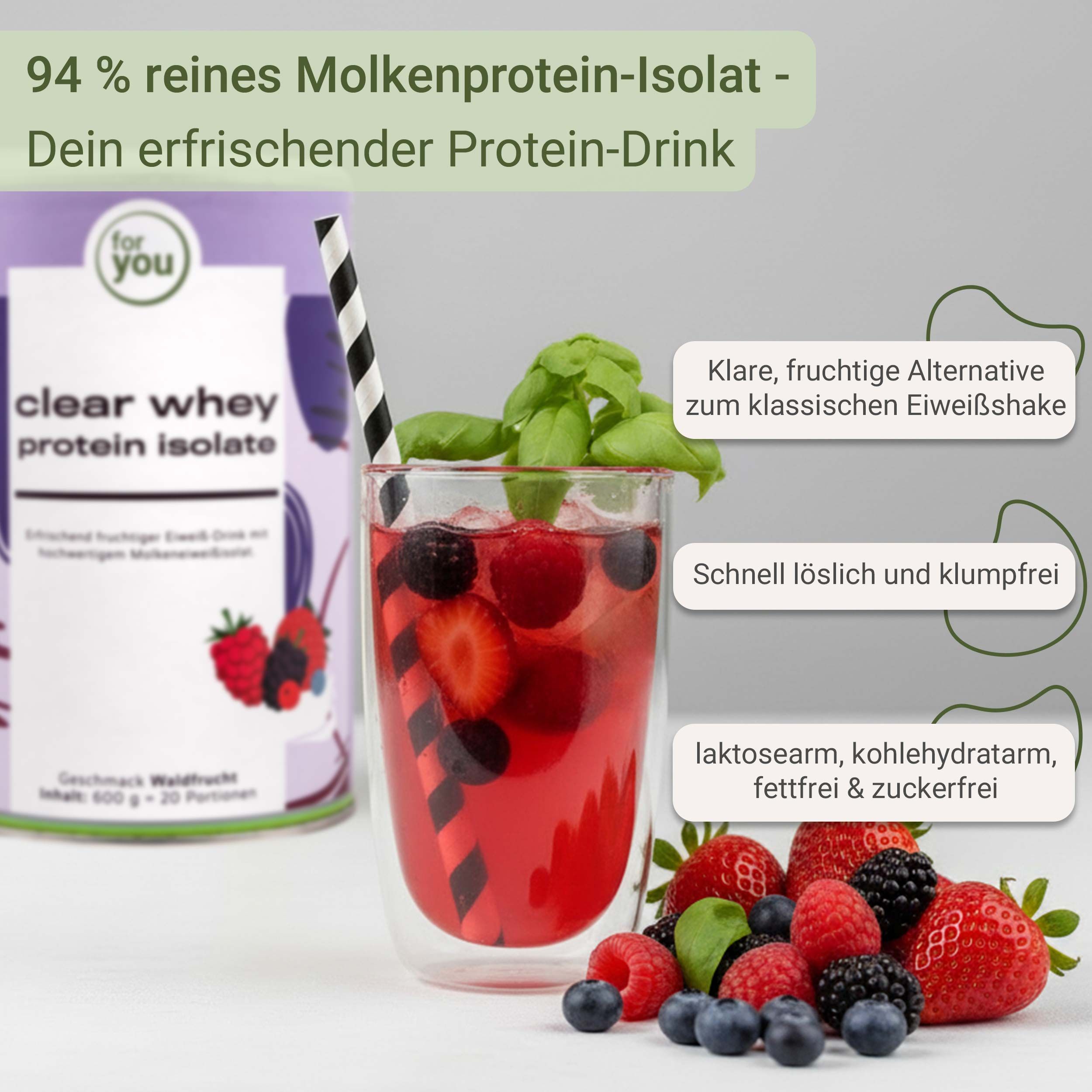 Ein Glas erfrischender Protein-Drink mit Beeren und Minze, daneben eine Dose Clear Whey Protein Isolate.