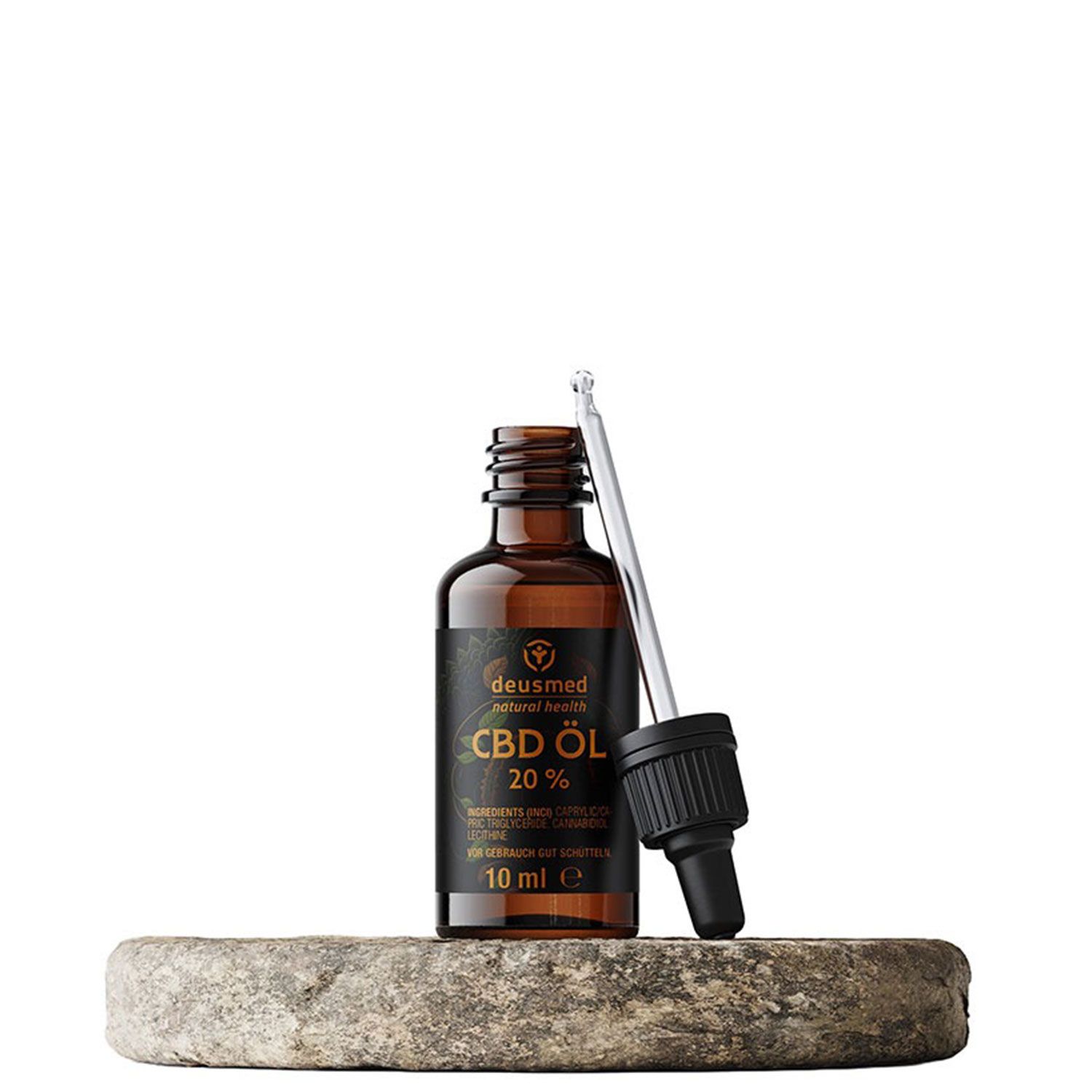 Braune Glasflasche mit schwarzem Tropfer und Etikett. Aufschrift: CBD Öl 20%. Tropfer liegt daneben.