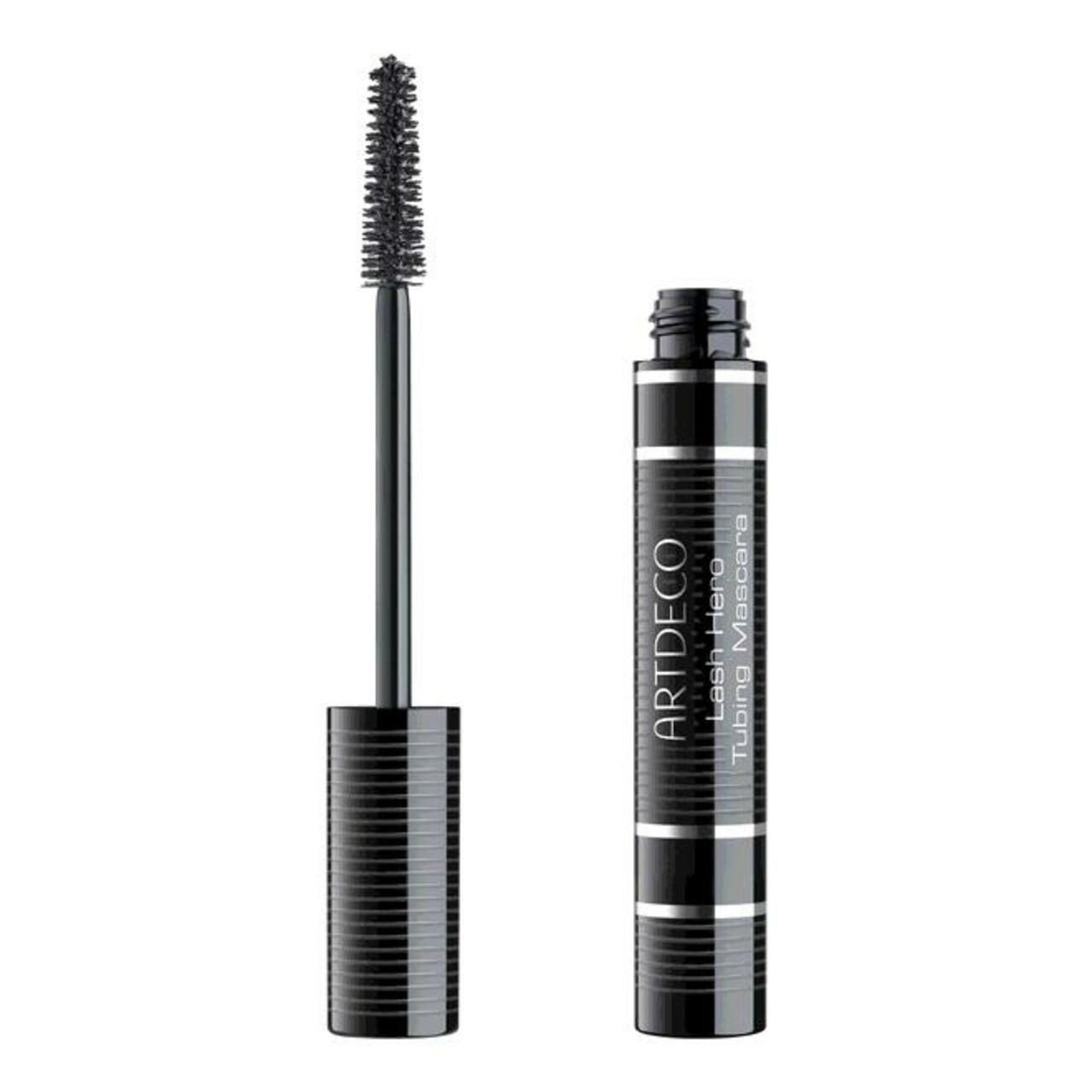 Schwarze Mascarabürste neben offener Mascaratube. Auf der Tube steht "ARTDECO Lash Hero Tubing Mascara".