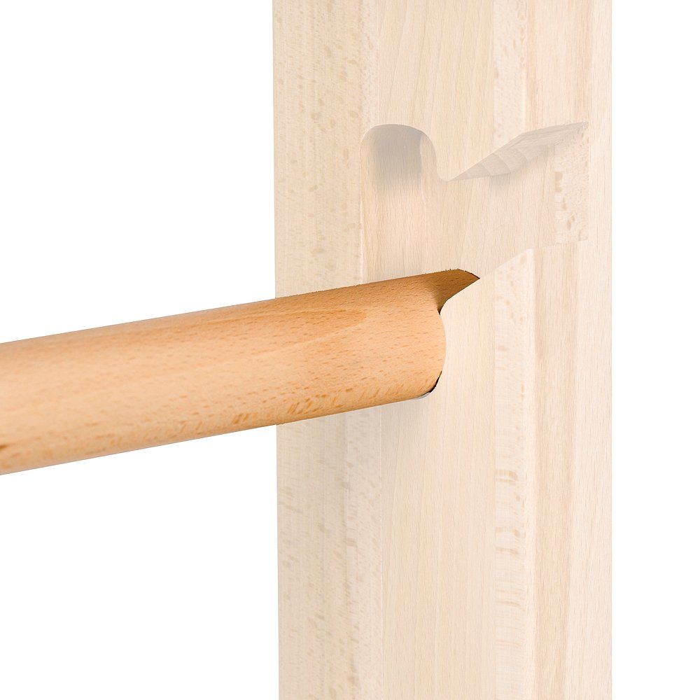 Reckstange aus Holz, teilweise in einem Holzrahmen eingesetzt. Nahaufnahme.