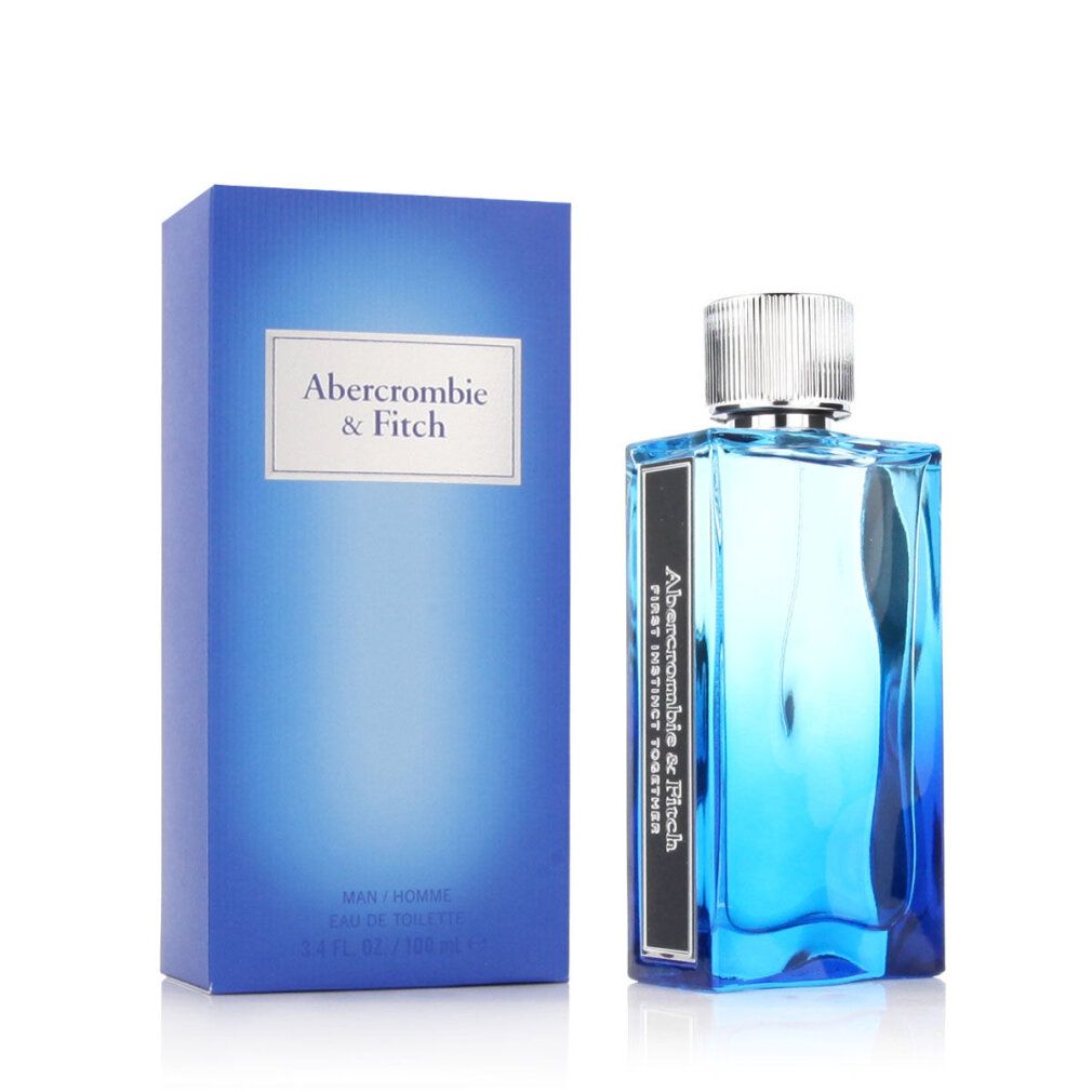 Blaues Parfümflakon und Schachtel. Auf der Schachtel steht "Abercrombie & Fitch". Der Flakon hat einen silbernen Deckel.