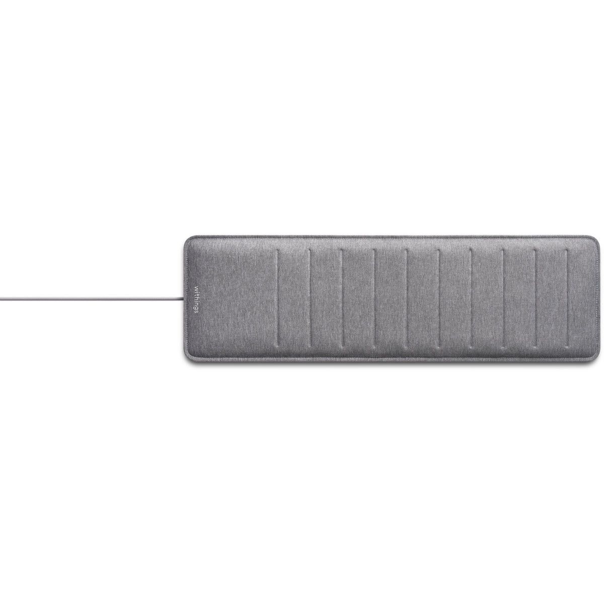 Materasso grigio con cuciture verticali. Un cavo è attaccato lateralmente. Sfondo bianco.