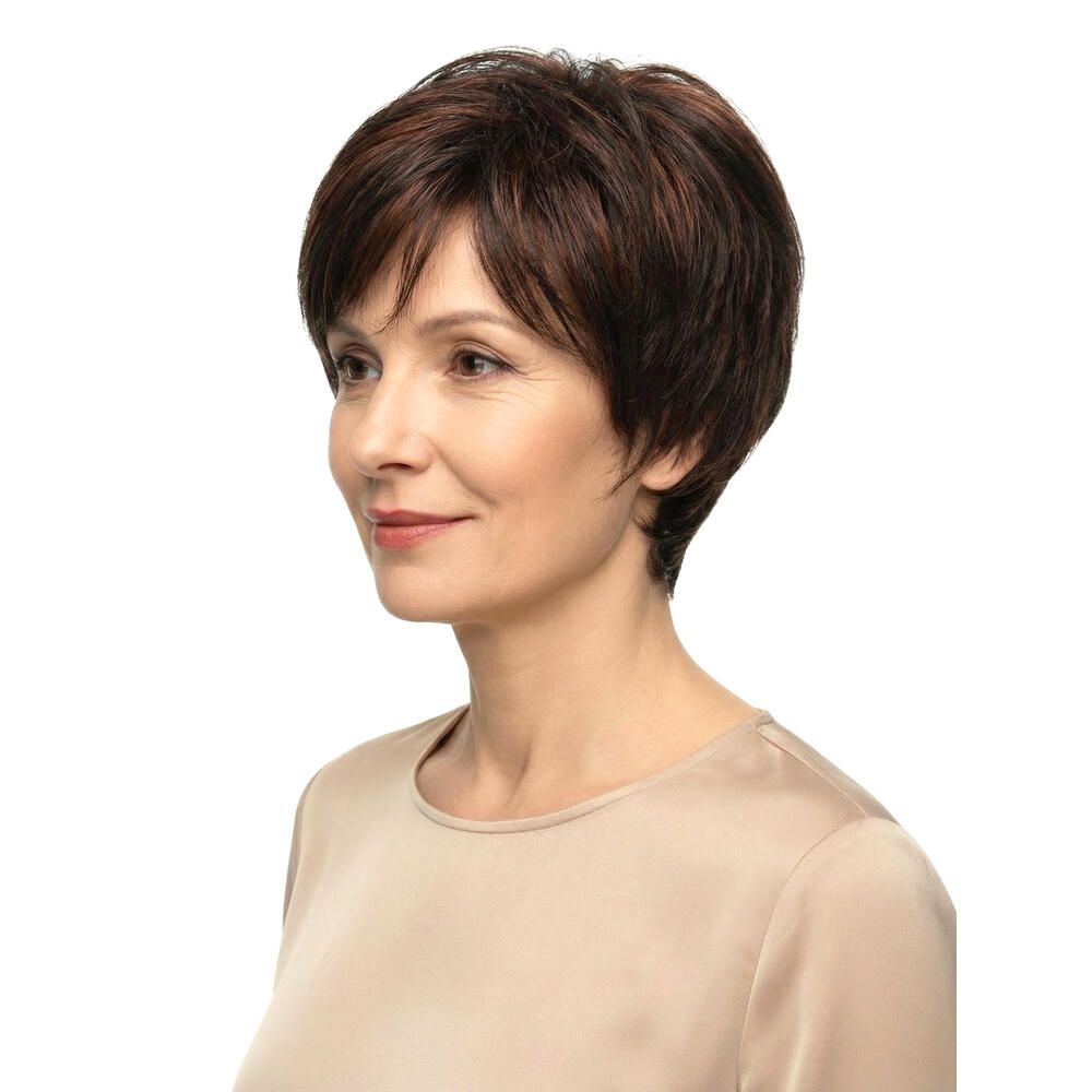 Frau mit brauner Perücke. Kurzer, gestufter Schnitt. Profilansicht, Blick nach rechts.