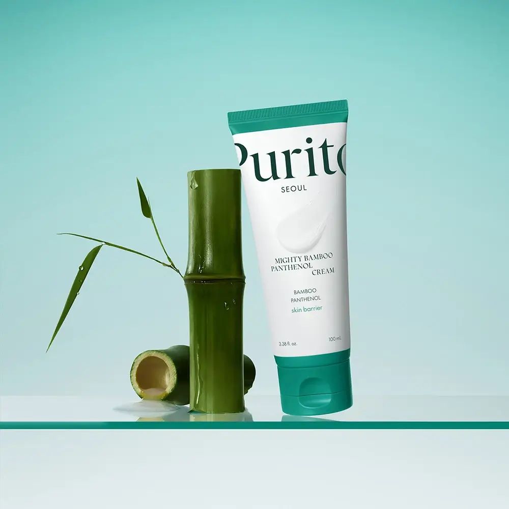 Weiße Tube mit grünem Deckel neben Bambus. Aufschrift: Purito, Seoul, Mighty Bamboo Panthenol Cream. 100ml.