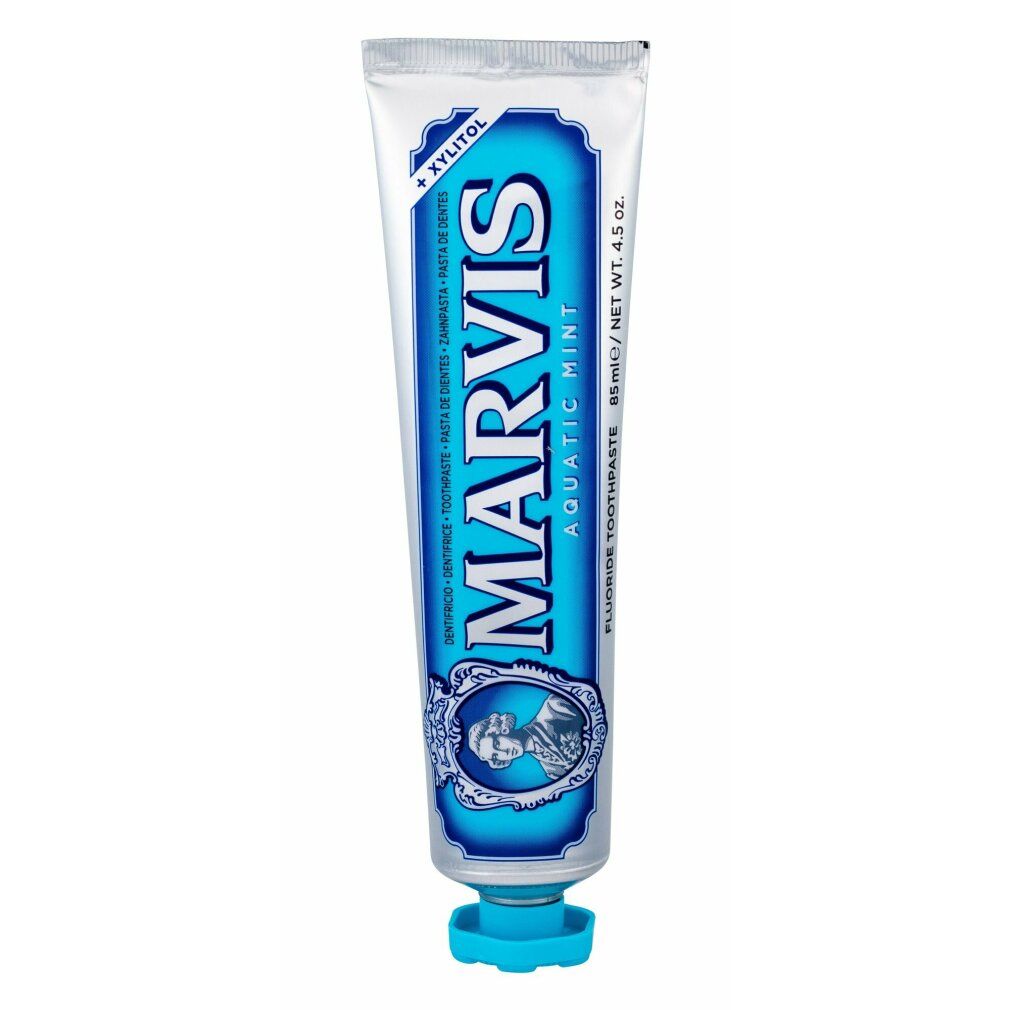 Zahnpasta-Tube. Silberfarbene Tube mit blauem Etikett. Aufschrift: MARVIS Aquatic Mint. Blaue Kappe.