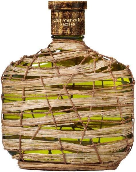Nahaufnahme des Flakons von JOHN VARVATOS Artisan Forest EdP. Grüner Glasflakon mit geflochtener Hülle und braunem Verschluss.