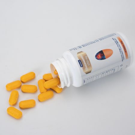 Weiße Flasche mit Belnutris Glucosamin+ 1750mg, liegend. Gelbe Tabletten daneben. Aufschrift: Glucosamin, Collagen, Chondroitin, MSM.