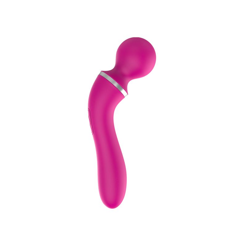 Pinkfarbener, gebogener Massagestab. Runde Kopfpartie, silberner Akzent am Hals. Glatte, geschwungene Form.