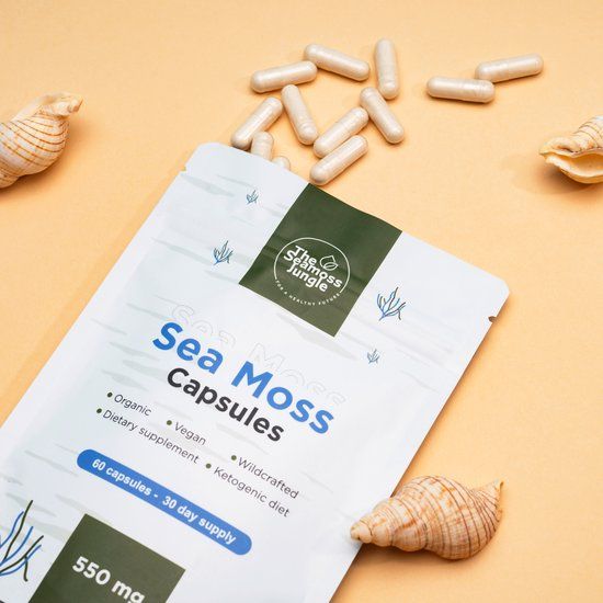 Beutel mit Sea Moss Kapseln, daneben Kapseln und Muscheln. Aufschrift: Sea Moss Capsules, 60 Kapseln, 30-Tage-Vorrat, 550 mg.