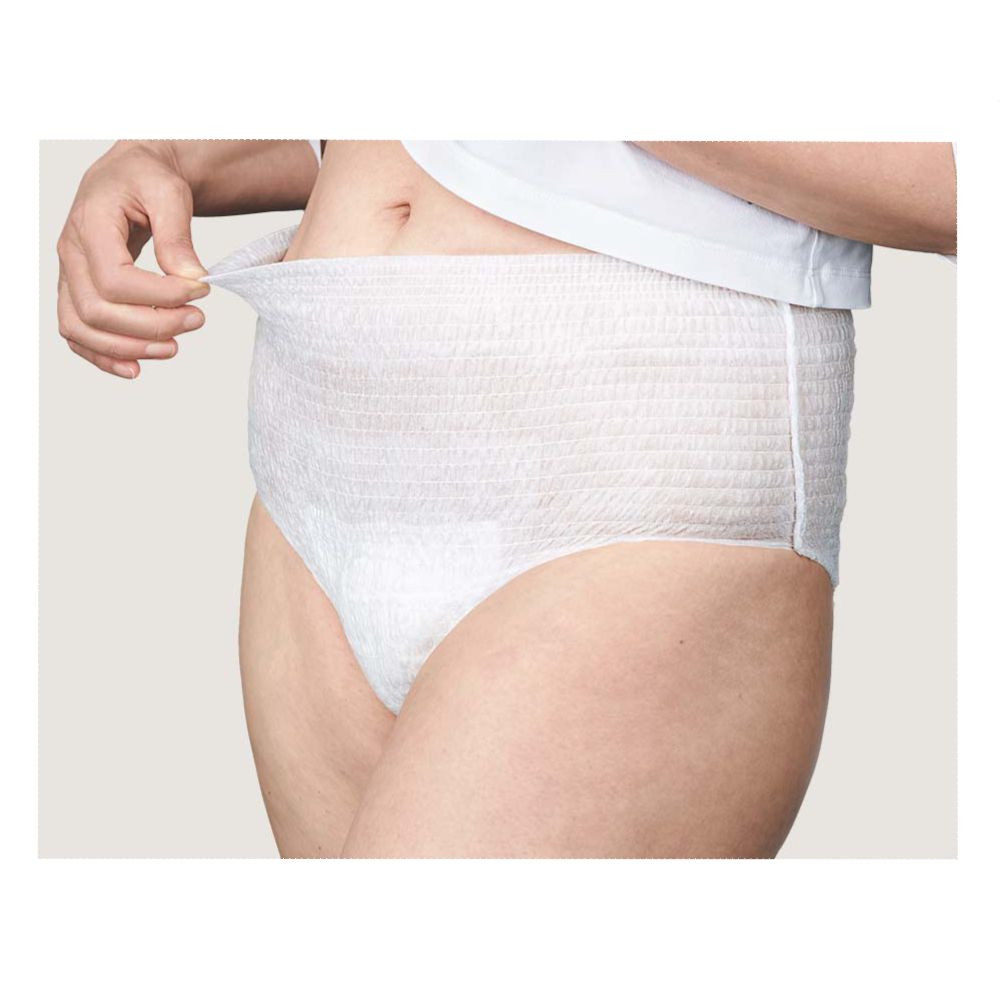 Person trägt weiße Inkontinenz Pants. Elastischer Bund. Nahaufnahme. Für Frauen.