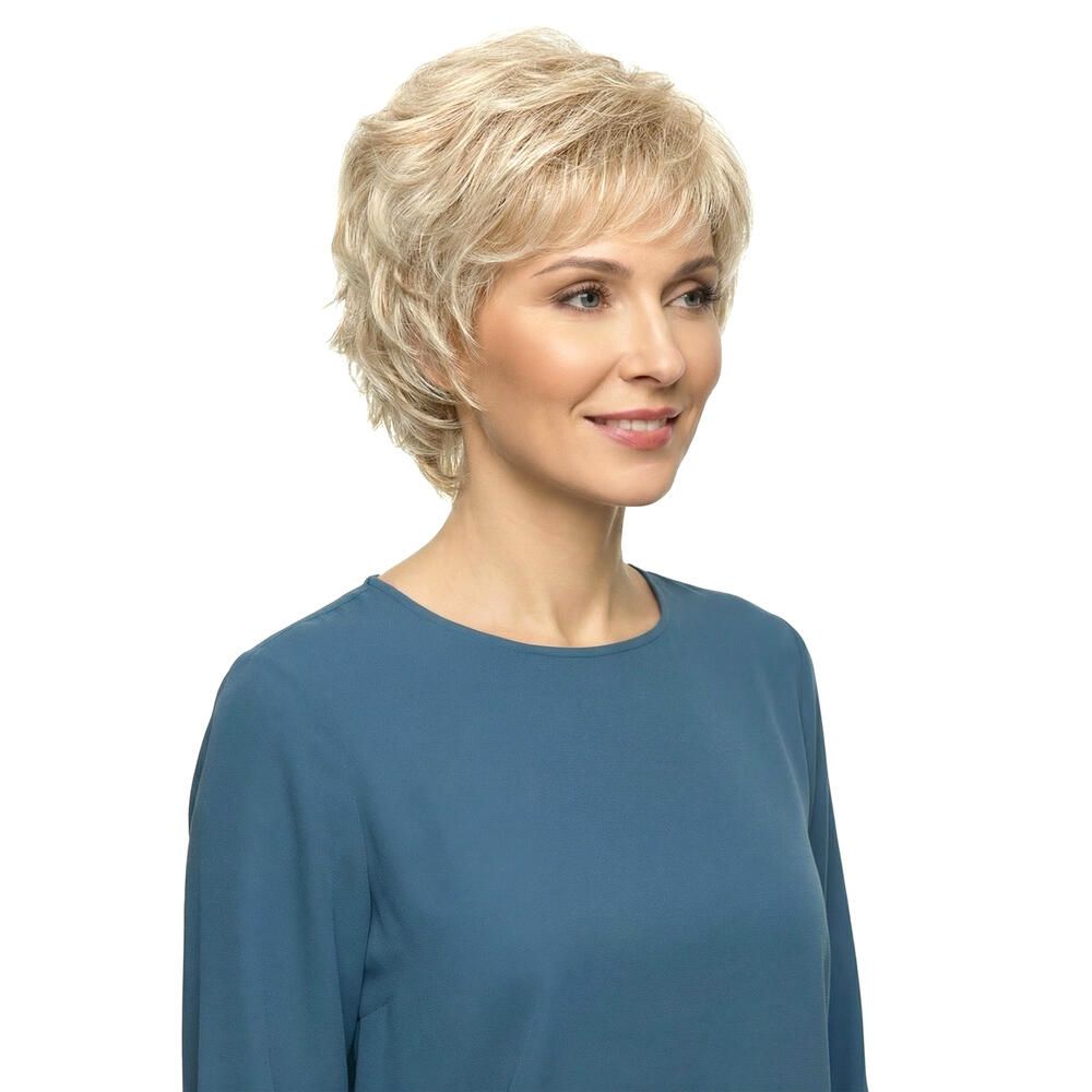 Kurzhaarperücke, blonde Strähnen. Dreiviertelansicht einer Frau mit blauem Oberteil.