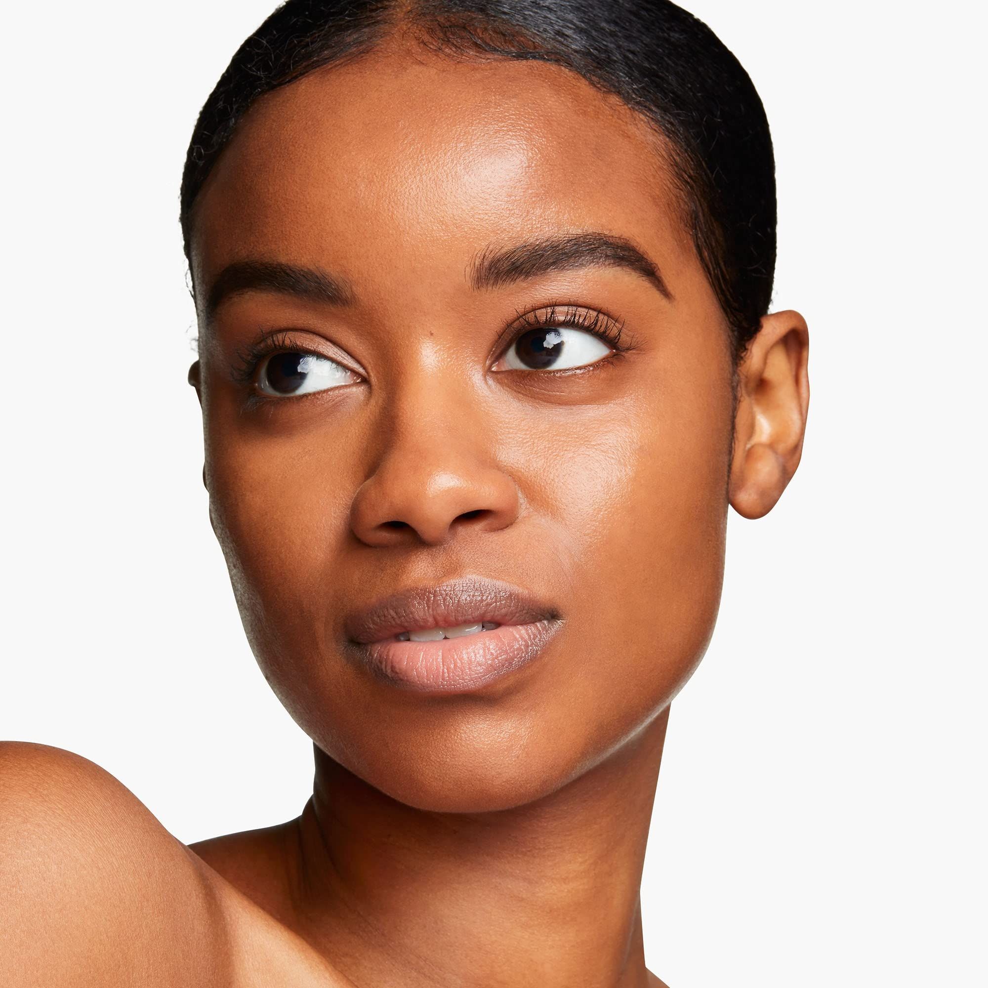 Porträt einer Frau mit dunklem Haar. Blick zur Seite.