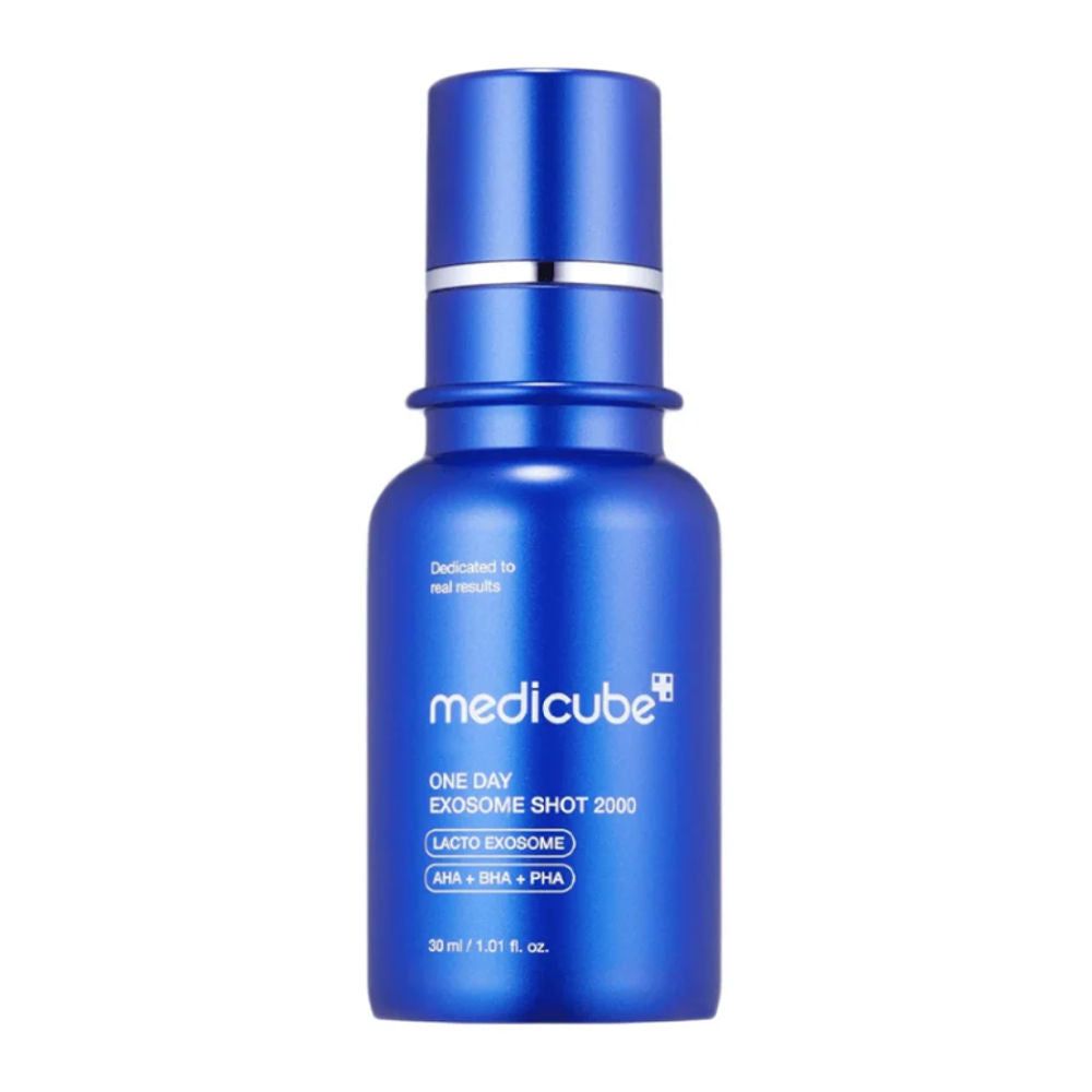 Blaue Flasche. Produktname: Medicube One Day Exosome Shot 2000. Enthält AHA, BHA, PHA. 30 ml.