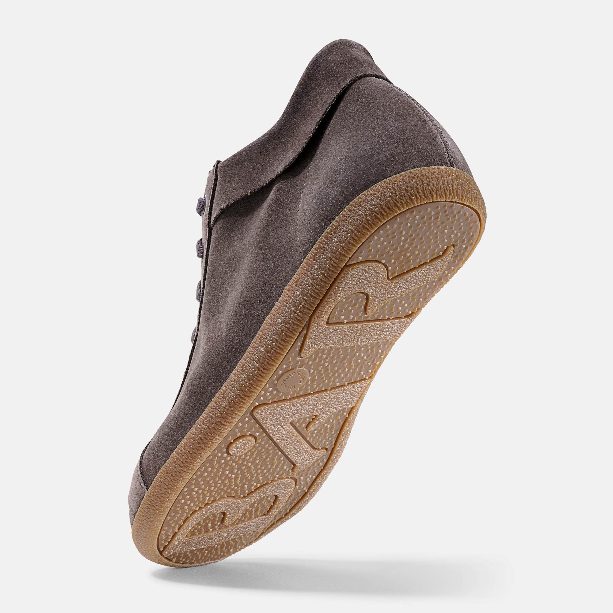 Braune Stiefelette, Unterseite. Helle Sohle, Profil. Wildleder-Obermaterial. Logo auf der Sohle.