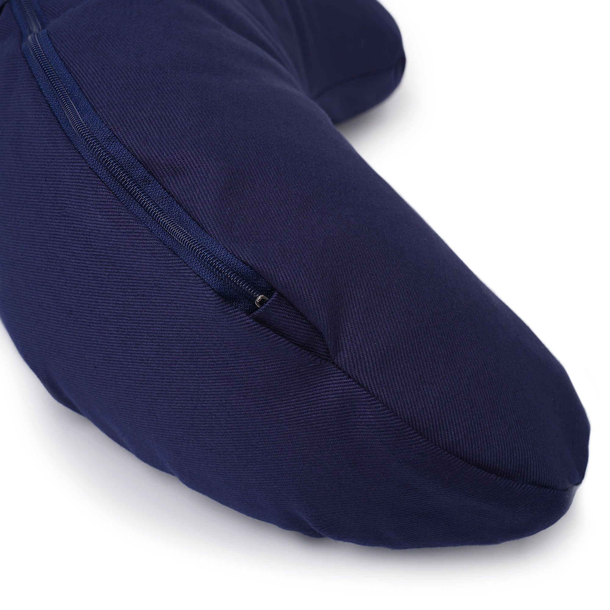 Detailansicht des Reißverschlusses am dunkelblauen Yogabox Glückssitz® Kissen.