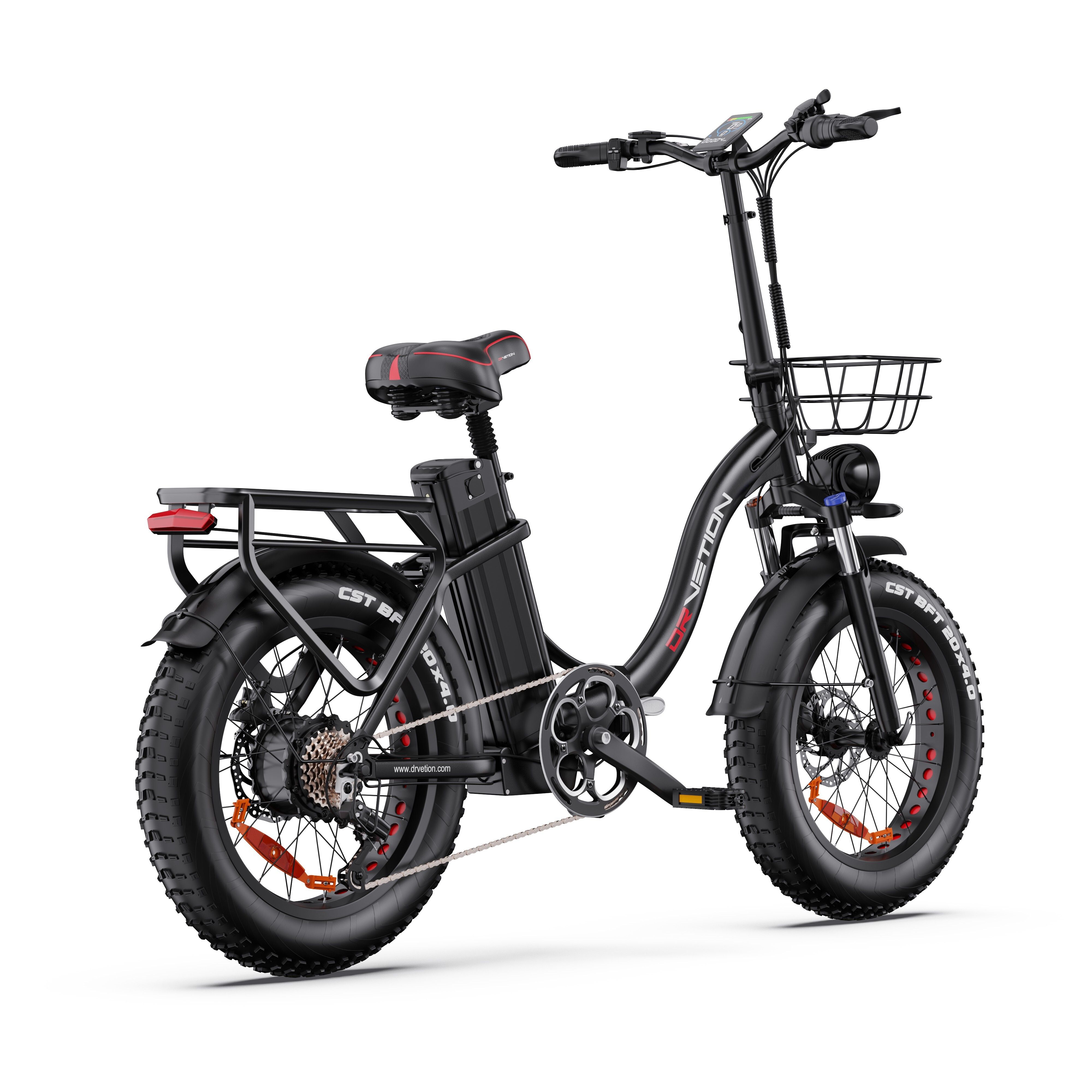 Schwarzes E-Bike mit Korb, Batterie und Gepäckträger. Fette Reifen, roter Sattel. DRVETION Schriftzug.