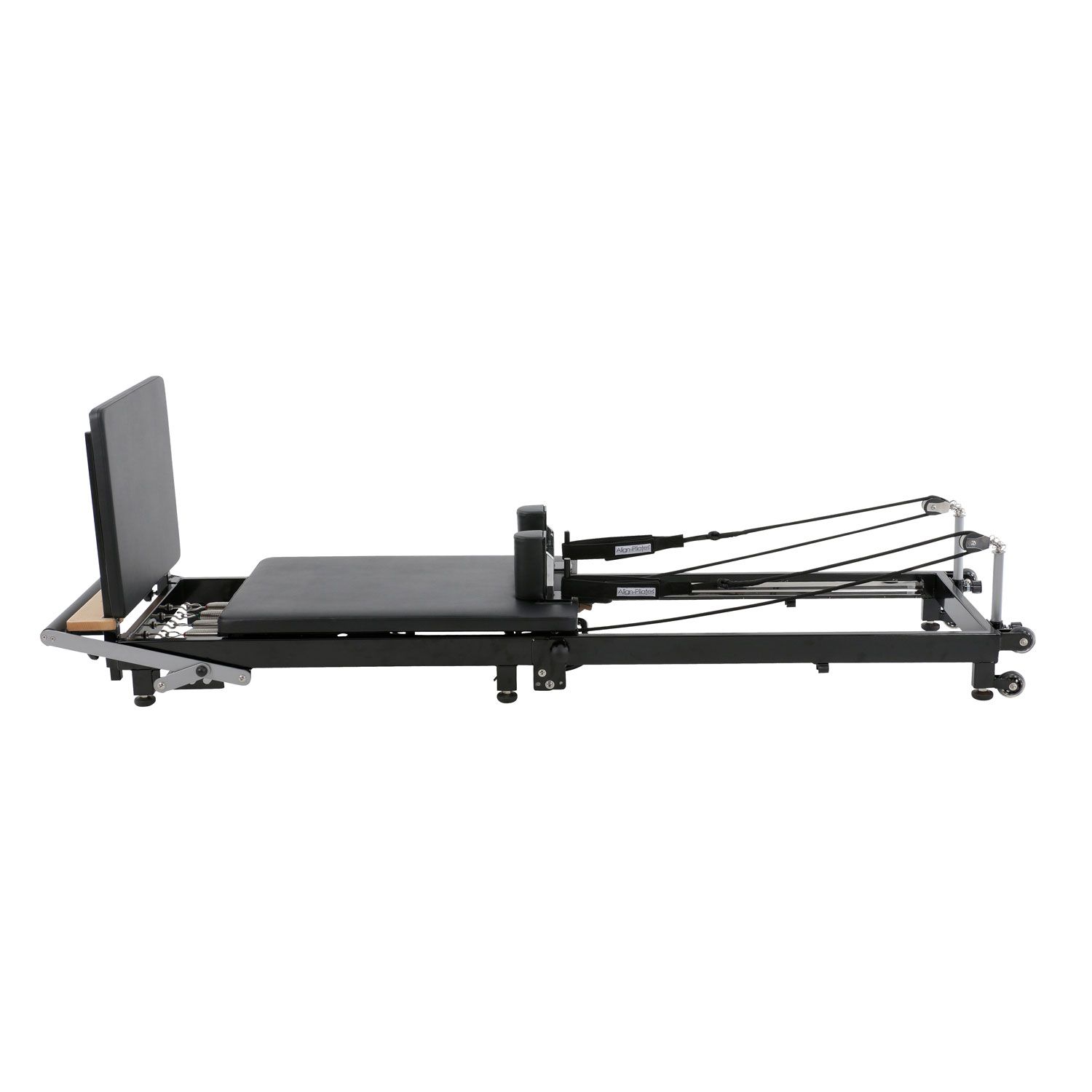 Schwarzer Pilates-Reformer mit Polsterung, Seilen und Rollen. Holzbasis und Metallrahmen.