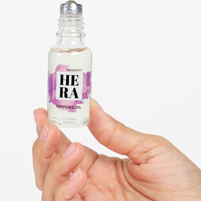 Kleine Glasflasche mit Roll-on-Applikator, gefüllt mit hellem Parfümöl. Etikett mit „HERA PERFUME OIL“ und „FOR WOMEN“.