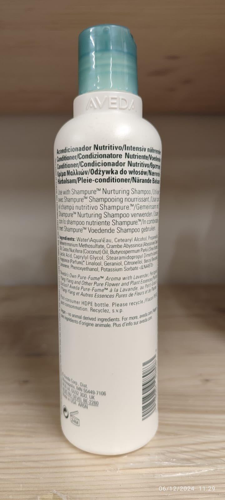 Weiße Flasche, blaue Kappe. Rückseite mit Text in mehreren Sprachen. Inhaltsstoffe, Herstellerinformationen.