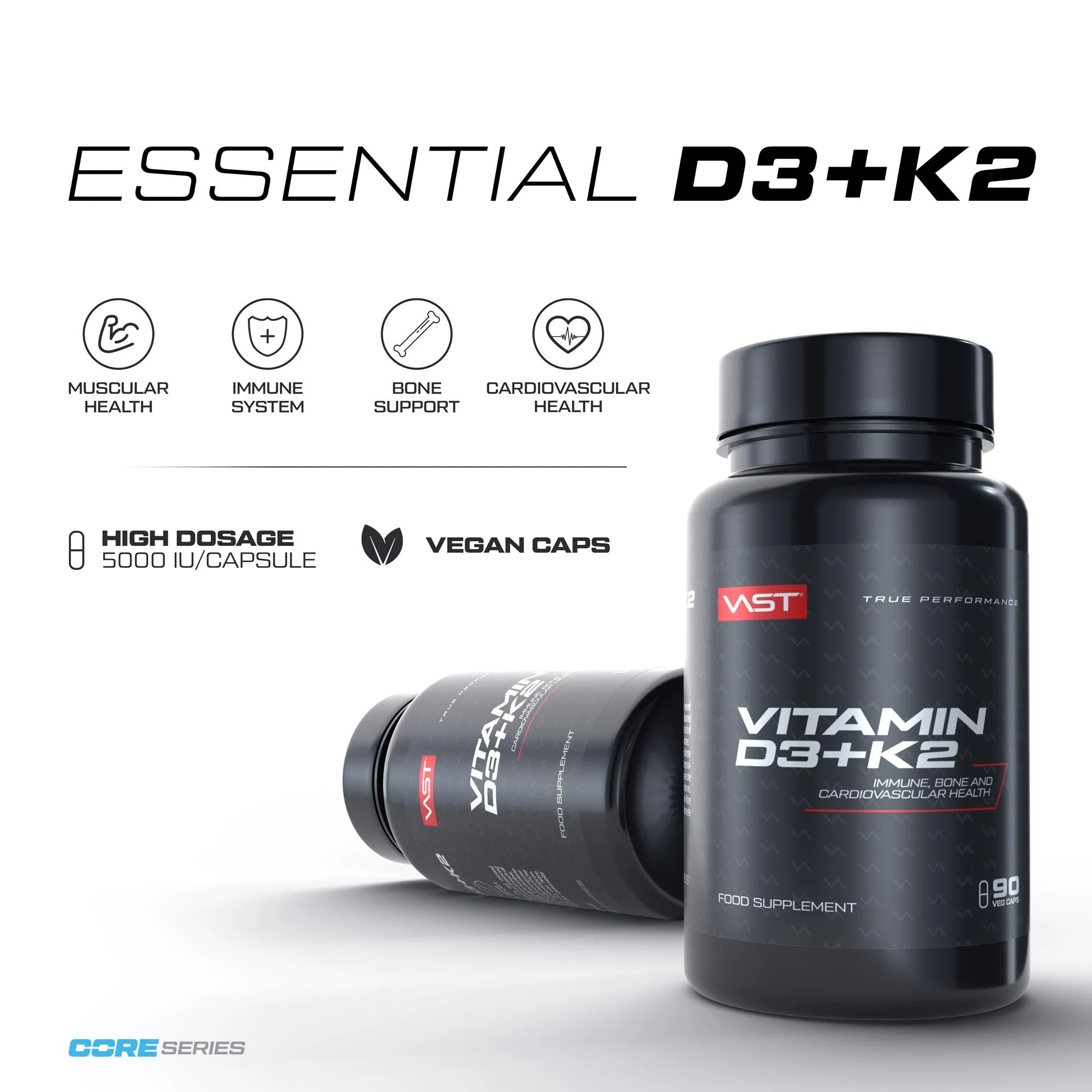 Zwei schwarze Flaschen "VAST Vitamin D3+K2". Eine aufrecht, eine liegend. Vegan Kapseln, 5000 IE/Kapsel.