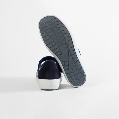 Dunkelblaue Damenschuhe mit Klettverschluss und weißer Sohle.