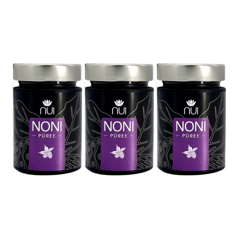 Drei Gläser NUI NONI Püree. Schwarze Gläser mit silbernen Deckeln. Aufschrift: NUI NONI Püree. Lila Etikett mit Blüte.