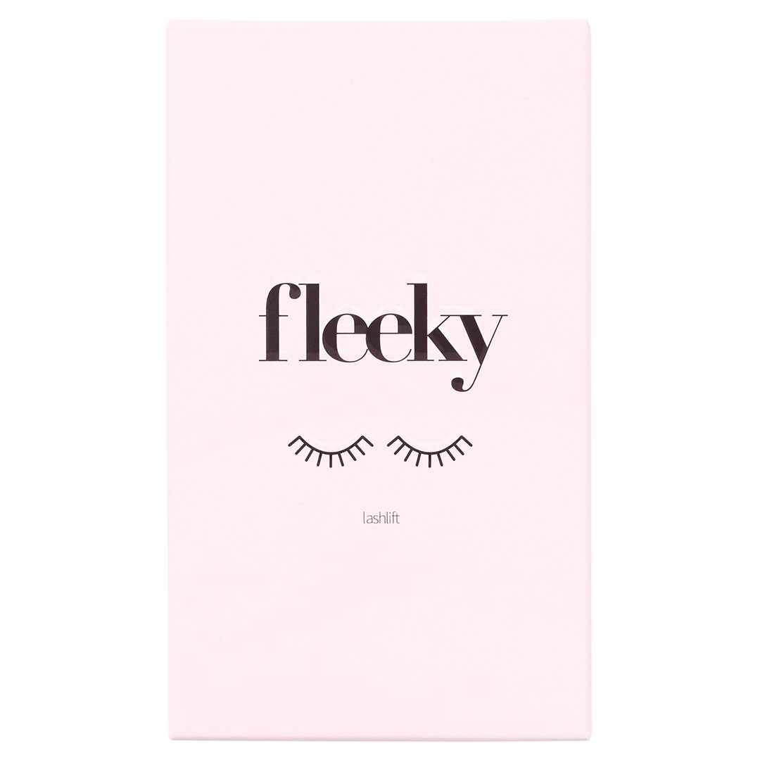 Fleeky Lashlift Kit. Rosa Verpackung mit Logo und Augen-Illustration. Klare, minimalistische Gestaltung.