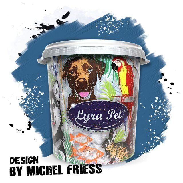 Eimer mit Lyra Pet Logo und Rindernackensehnen. Aufdrucke: Hunde, Papagei, Fische. Design by Michel Friess.