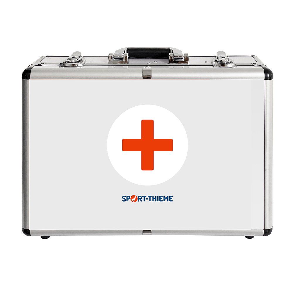 Geschlossener Sanitätskoffer. Silberfarbenes Gehäuse mit rotem Kreuz auf weißem Kreis. Logo: SPORT-THIEME.