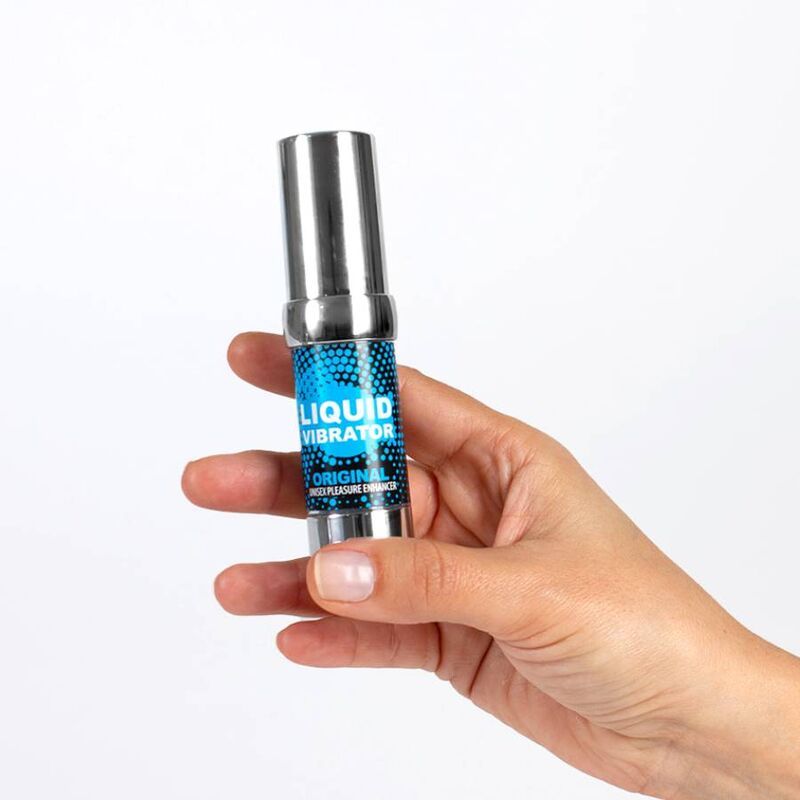 Hand hält silberne Flasche mit blauem Muster und Produktnamen. Flüssiger Vibrator, 15 ml.