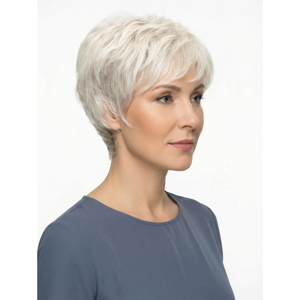 Kurzhaarperücke in Grau. Frau mit Perücke, seitliche Ansicht. Kurzer, gestufter Schnitt. Hellgraue Farbe. Auf hellem Hintergrund.