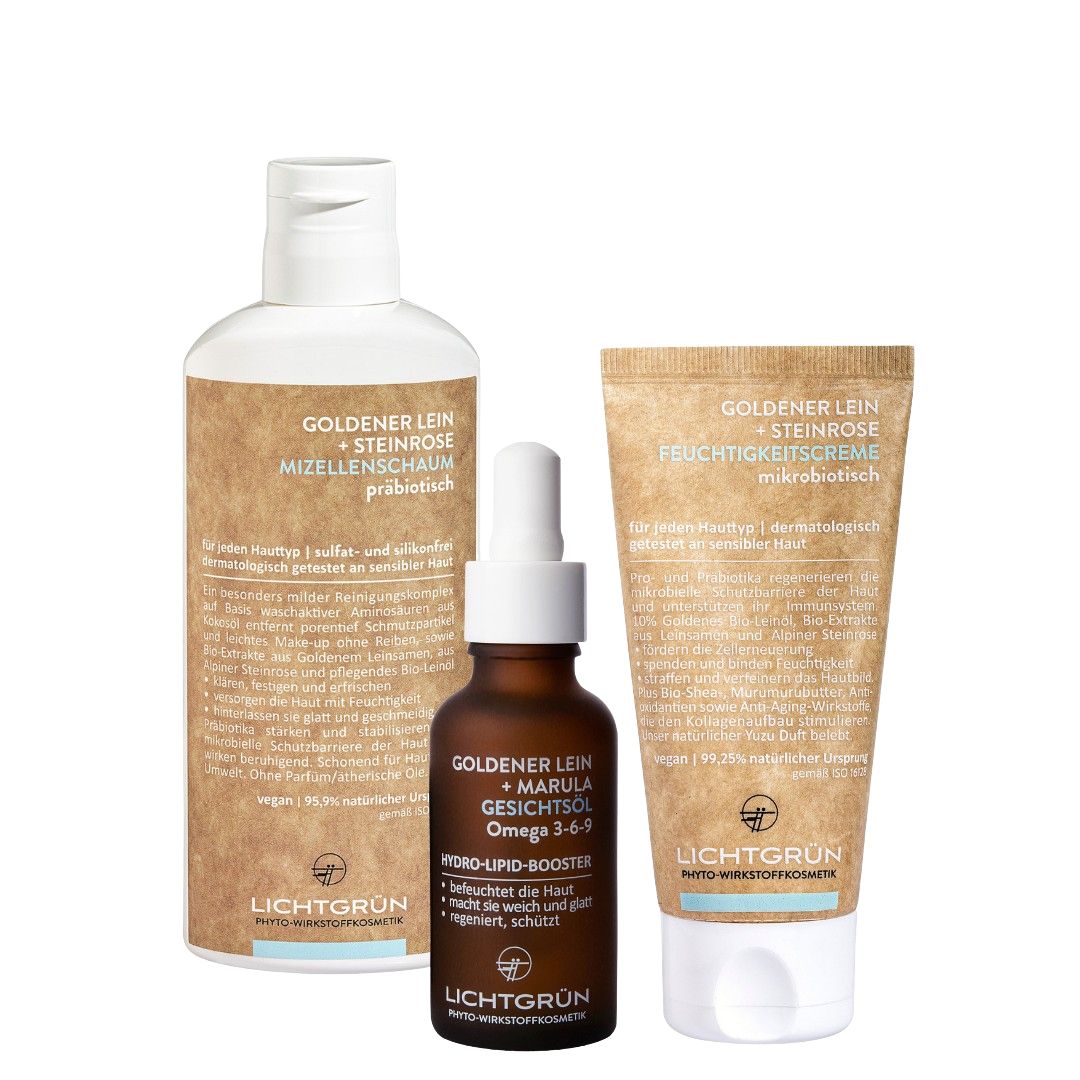 Drei Produkte: Mizellenschaum, Gesichtsöl, Feuchtigkeitscreme. Alle mit Text. Produkte mit dem Logo der Marke. Auf weißem Hintergrund.