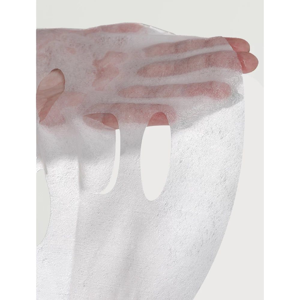 Weiße Tuchmaske mit Augen- und Mundöffnungen, die über eine Hand gehalten wird.